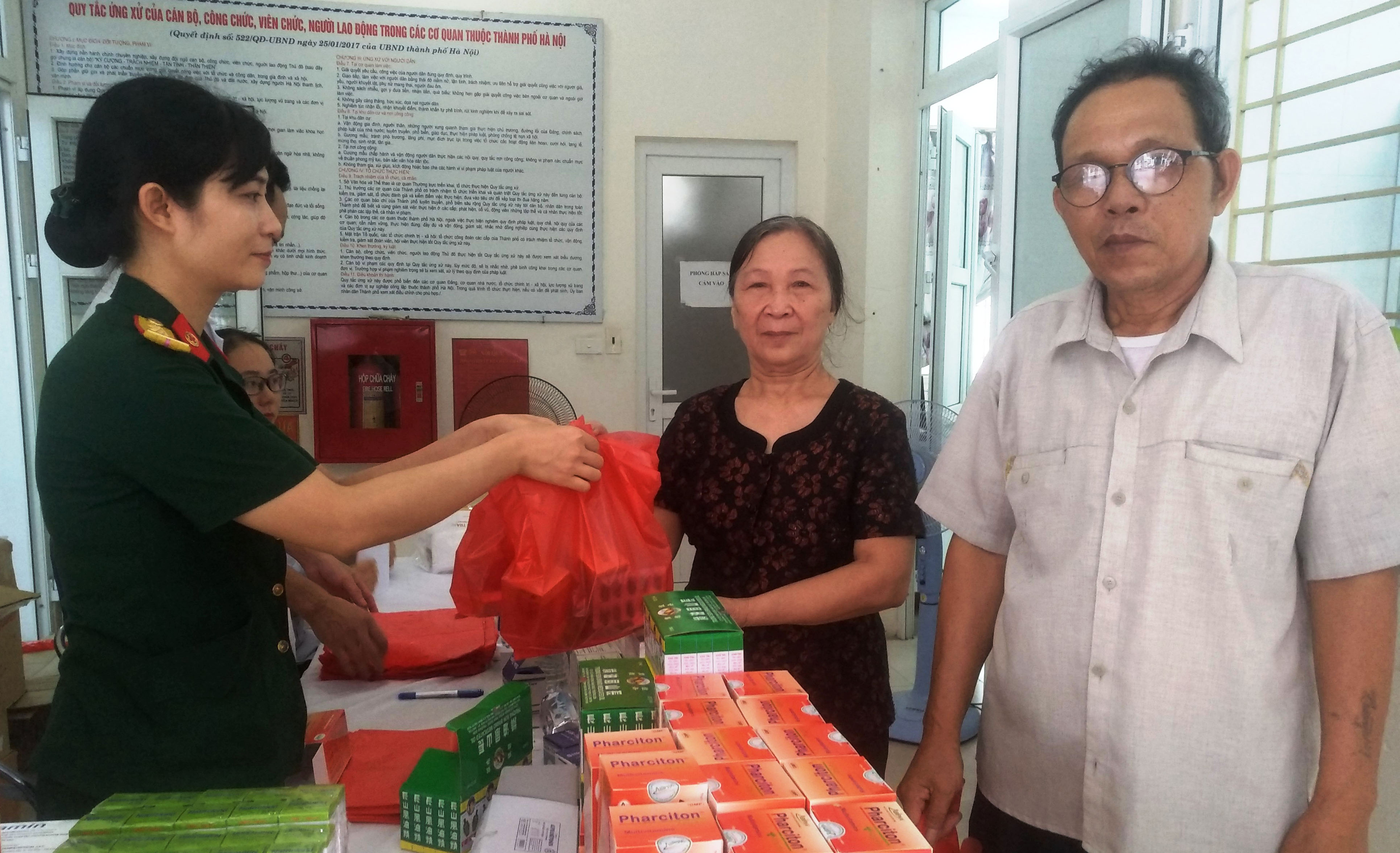 Khám bệnh, cấp thuốc miễn phí cho các đối tượng chính sách 